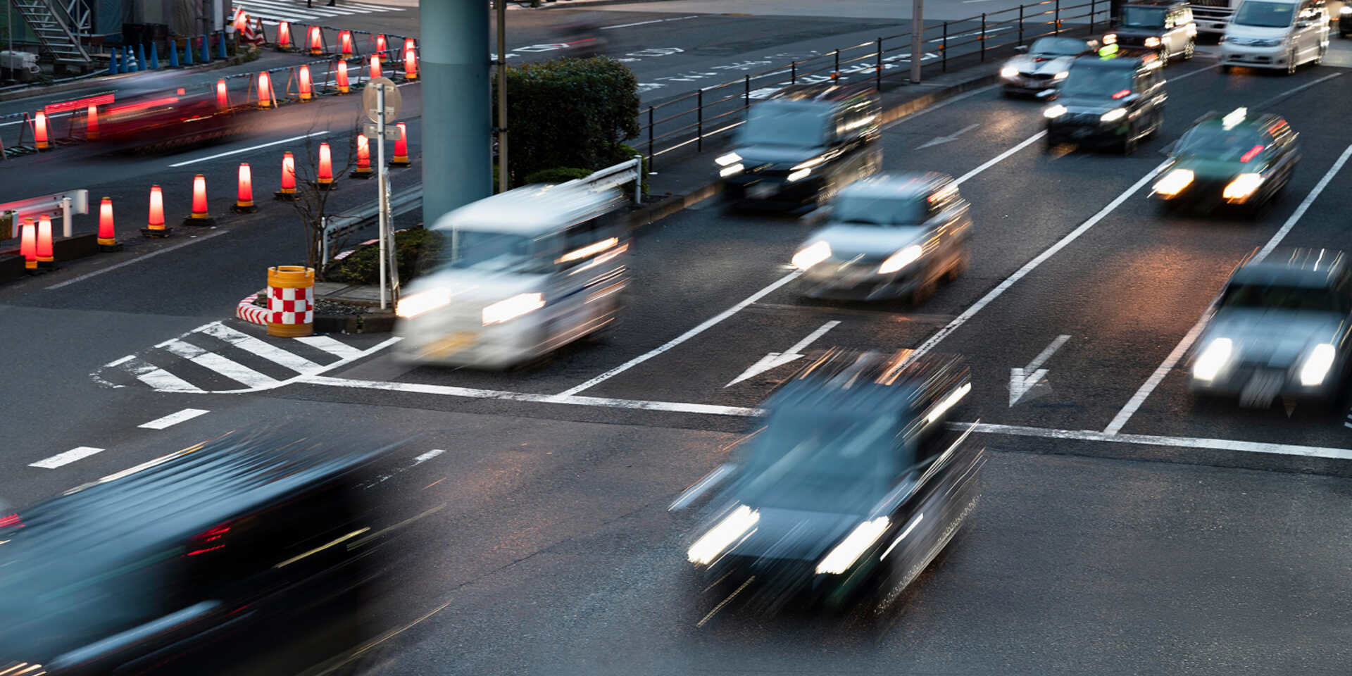 Autos fahren auf der Straße