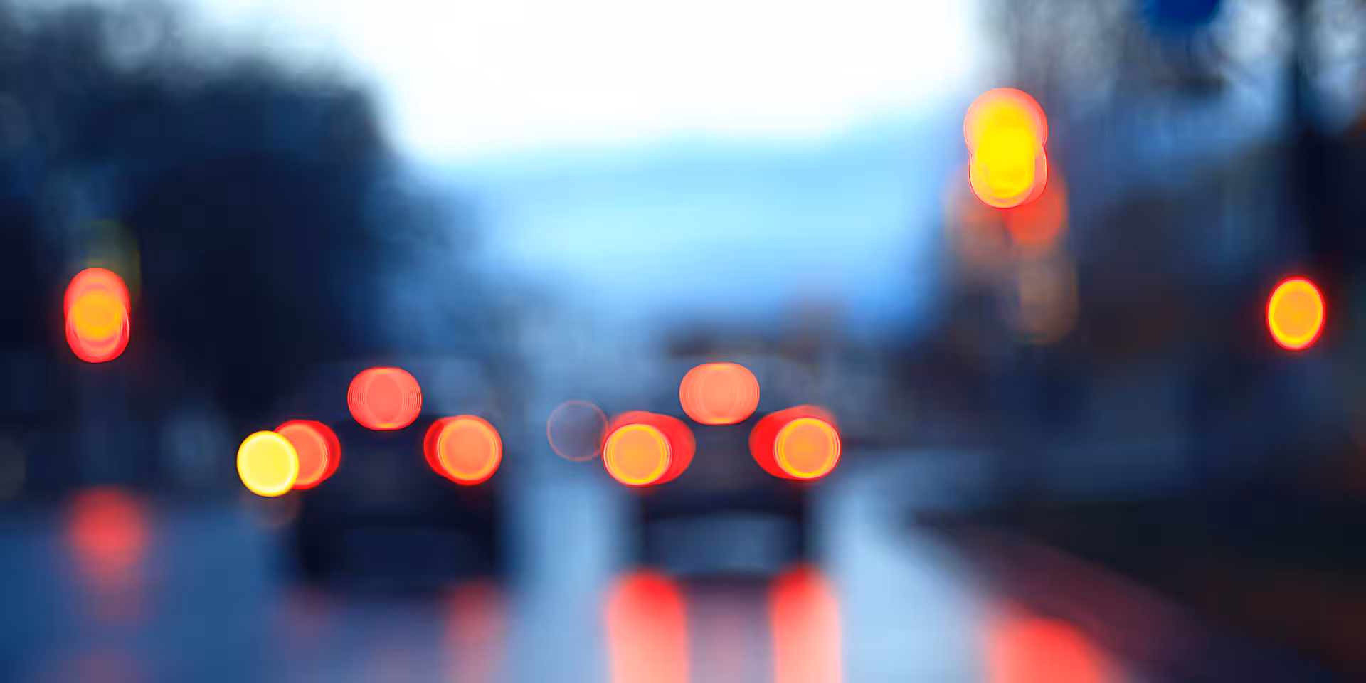 Zwei Autos von hinten mit Bremslicht, unscharf